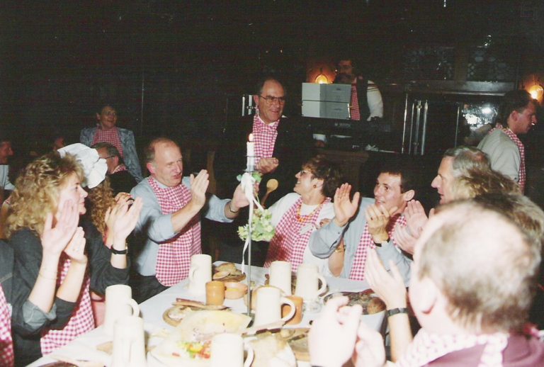 Feiernde Gesellschaft zu 50 Jahre Gummi Jaeger.